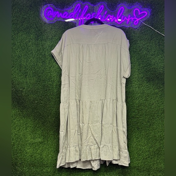 Gilli sage wide shoulder v-neck tiered dress - Picture 2 of 2